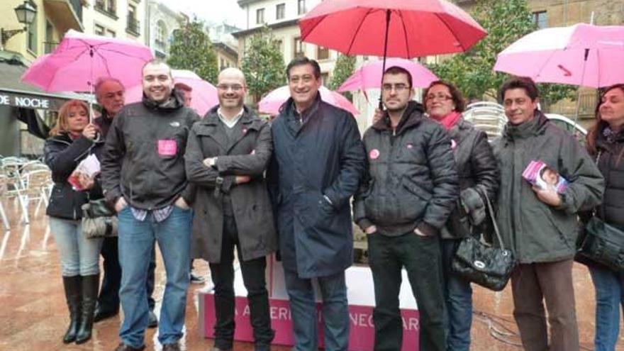 Ignacio Prendes, en el centro de la imagen, posa junto a varios militantes de UPyD junto al busto de Riego, en Oviedo.