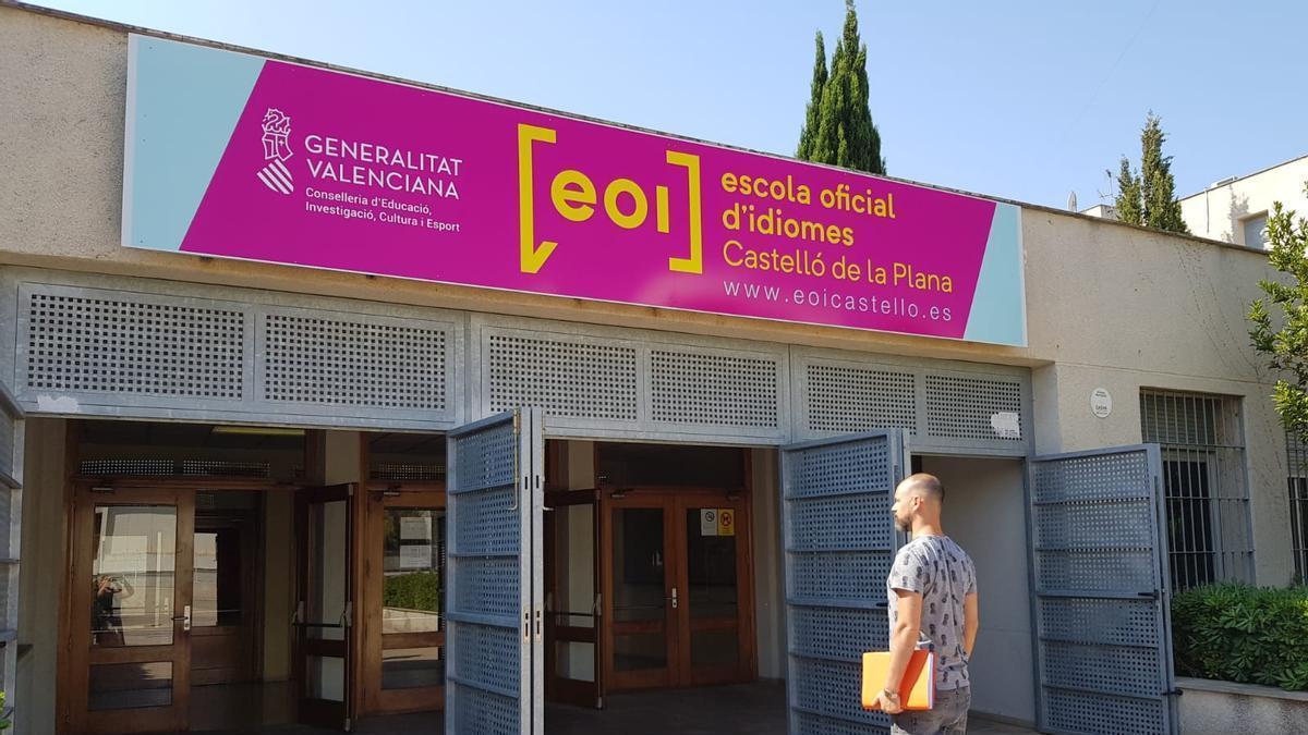 Una imagen de la puerta de entrada a la EOI de Castelló.