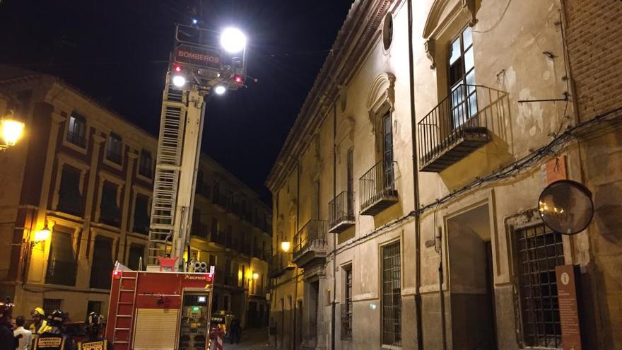 Los bomberos trabajan en el edificio.