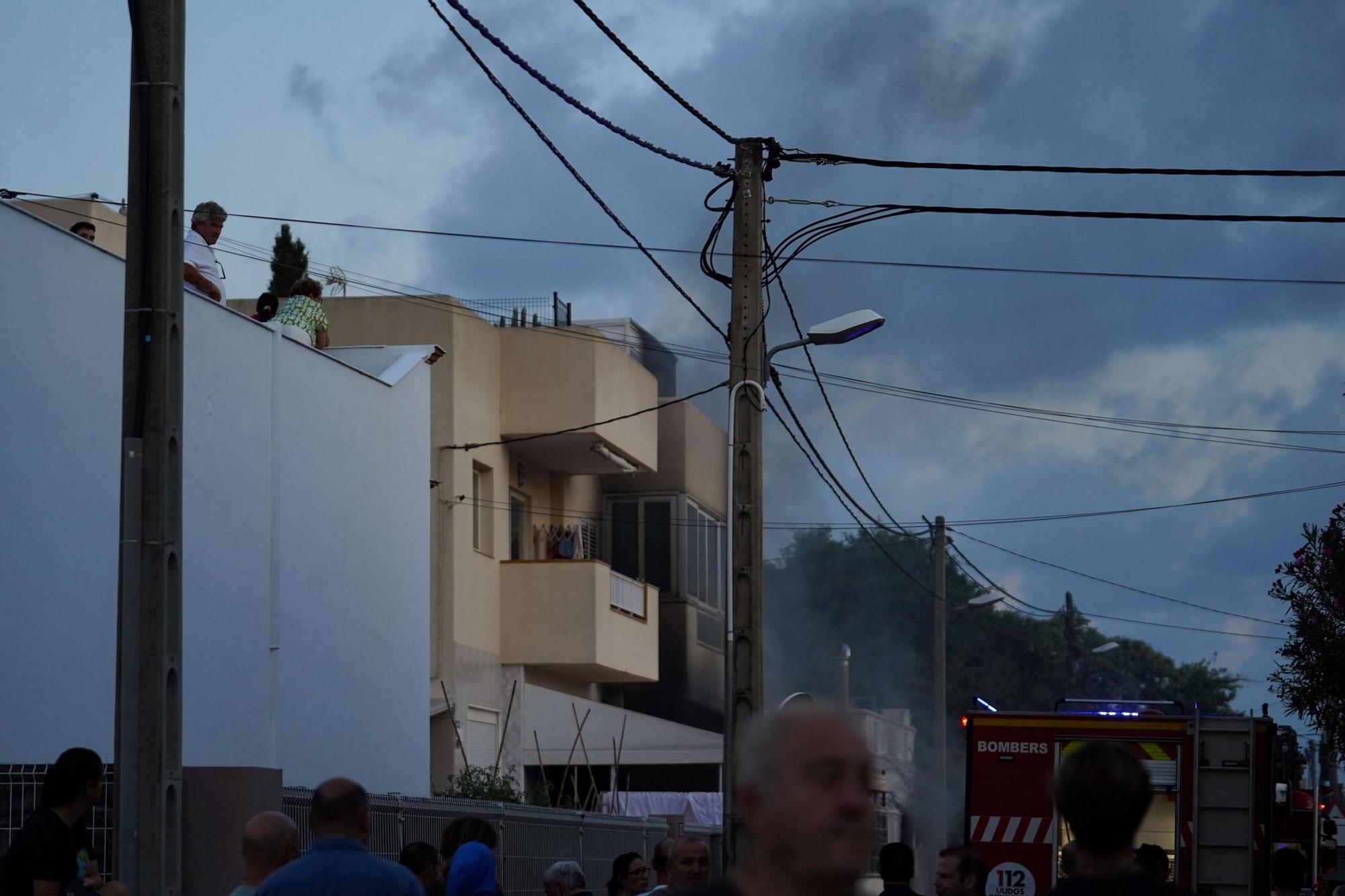 Todas las imágenes del incendio de un garaje lleno de motos en Puis d'en Valls