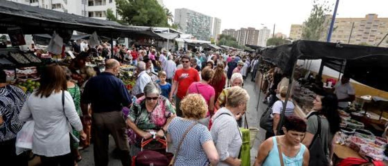 Puestos del mercadillo en el barrio de Els Tolls, donde hoy se montará por última vez.