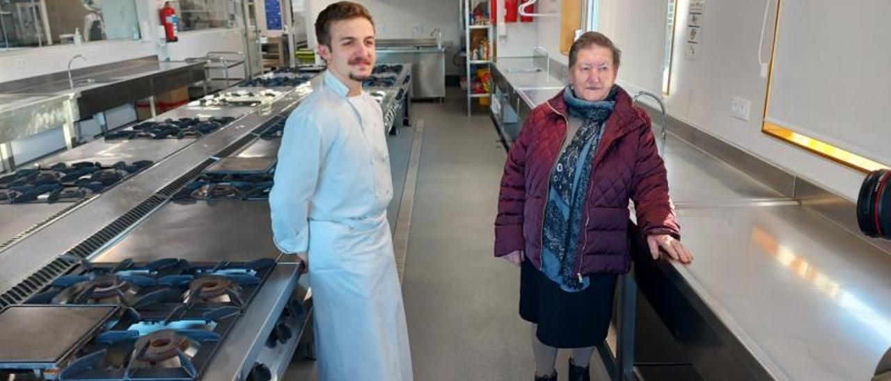 Cipriana Carabelos, autora de la receta de empanada, con su nieto estudiante de Cocina.   | // CIFP C. OROZA