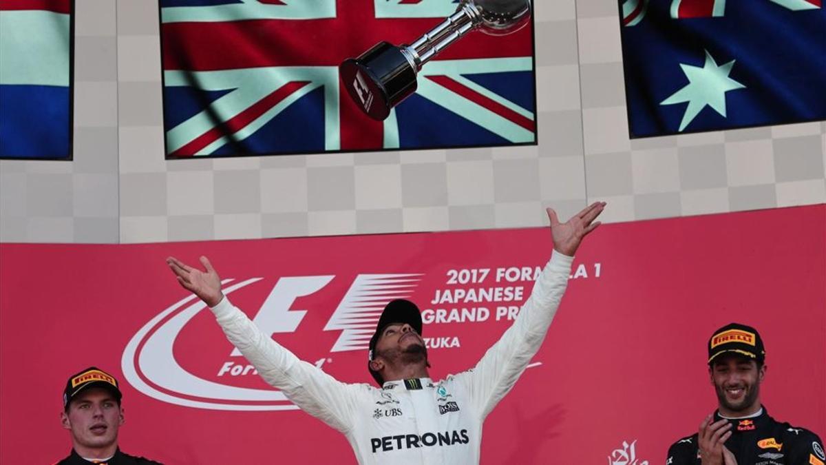 Hamilton , en el podio de Suzuka