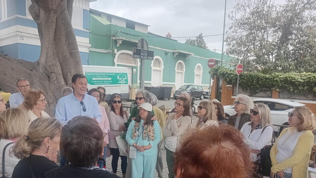 Protesta de los vecinos de Tafira Alta por el robo con violencia de un supermercado del barrio.