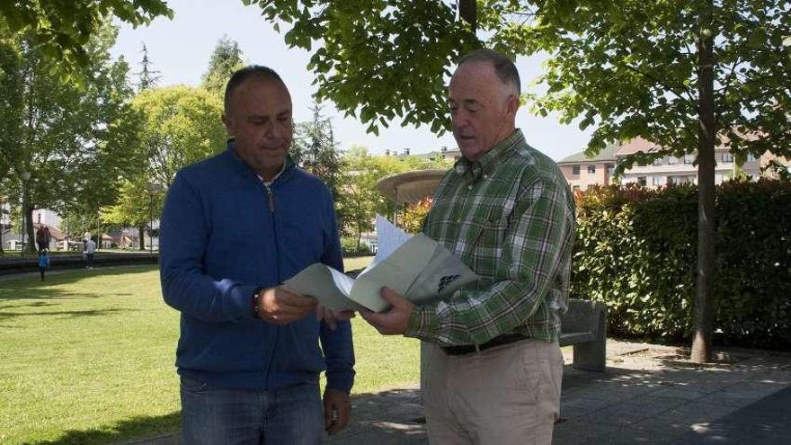 Por la izquierda, Manuel Fano y Eduardo Martínez Llosa, ayer, en Lugones.