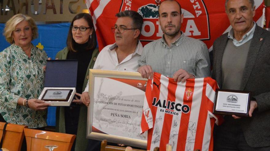 Por la izquierda, Celia Pérez, Coral Pérez, Juan Luengos, Luis Fernández y Joaquín Alonso, durante la entrega de los regalos. | J. E. C.