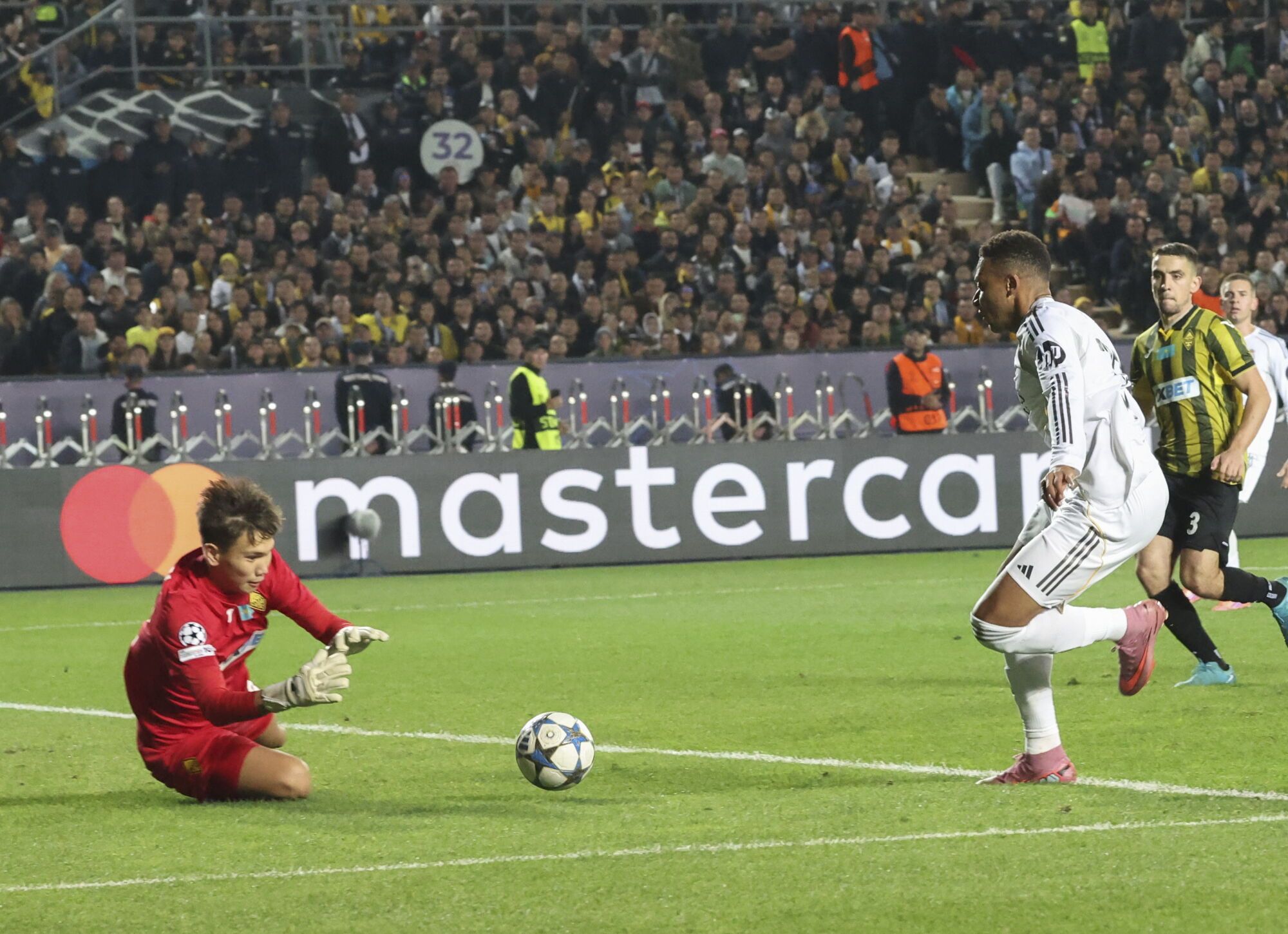 ALMATY (Kazakhstan), 30/09/2025.- Goalkeeper Sherhan Kalmurza (L) of Kairat Almaty in action against Kylian Mbappe (2-R) of Real Madrid during the UEFA Champions League soccer match between Kairat Almaty and Real Madrid, in Almaty, Kazakhstan, 30 September 2025. (Liga de Campeones, Kazajstán) EFE/EPA/MAXIM SHIPENKOV