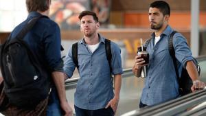 Leo Messi y Luis Suárez hablan con Pepe Costa (de espaldas)