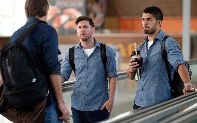 Leo Messi y Luis Suárez hablan con Pepe Costa (de espaldas)