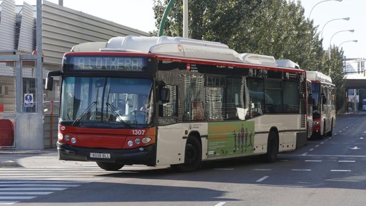 Un bus entra en cocheras para secundar la huelga.