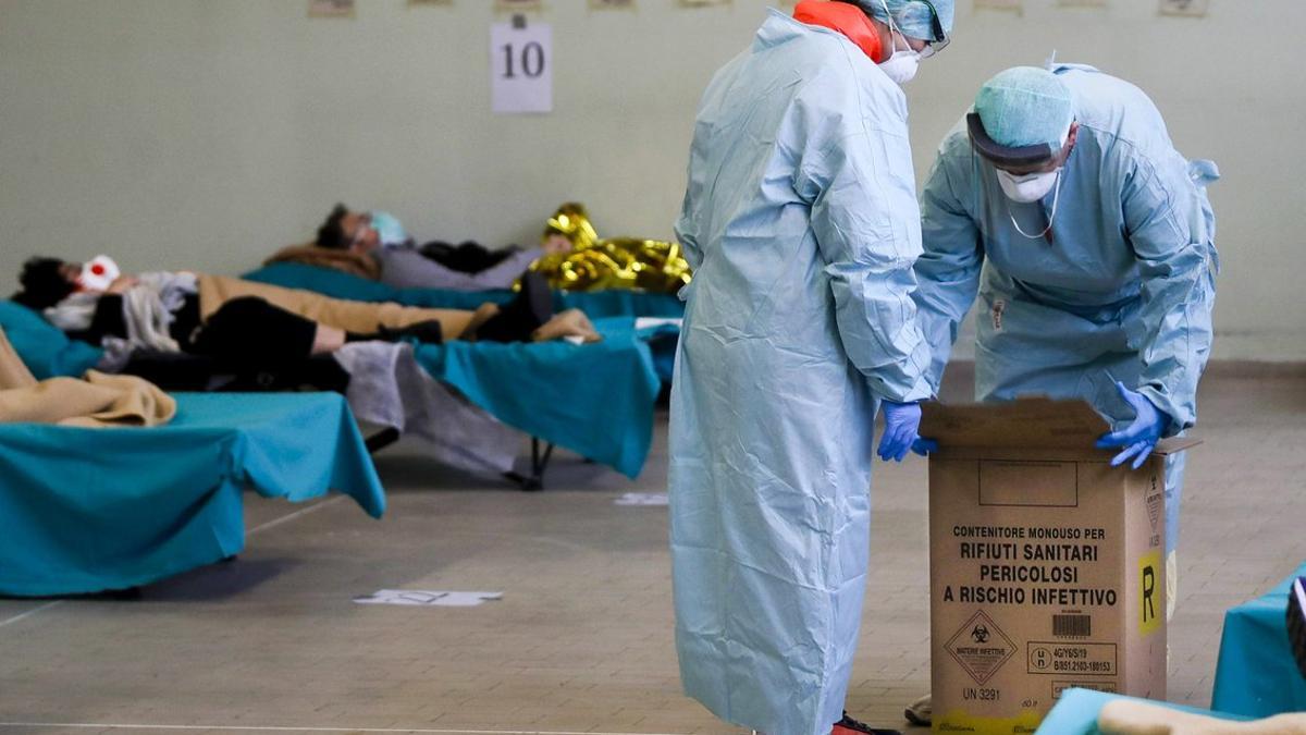 Personal sanitario atiende a enfermos de coronavirus en un hospital de campaña en Brescia, Italia, este jueves.