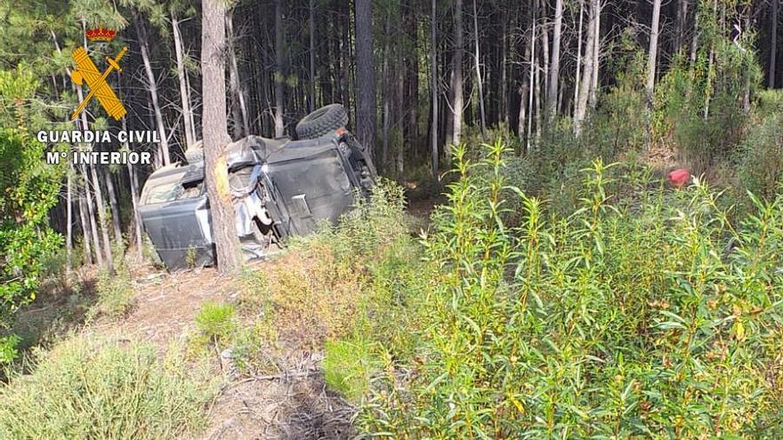 Fotografía del coche después de sufrir el accidente.