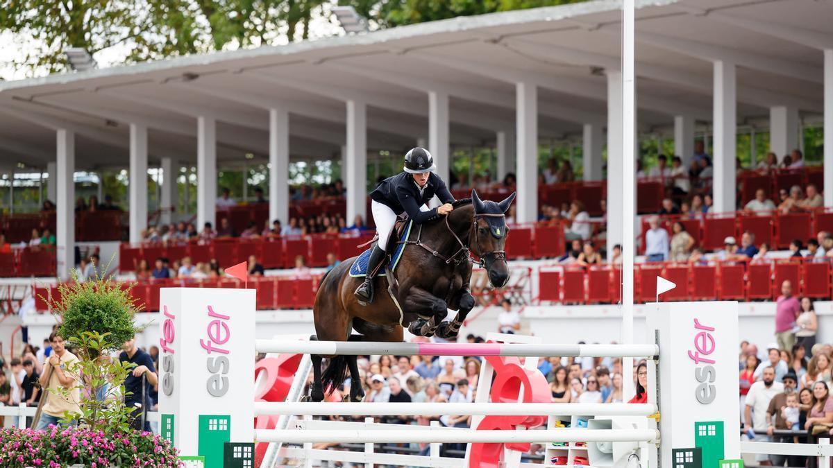 Sanne Thijssen durante un salto con «Cupcake Z»
