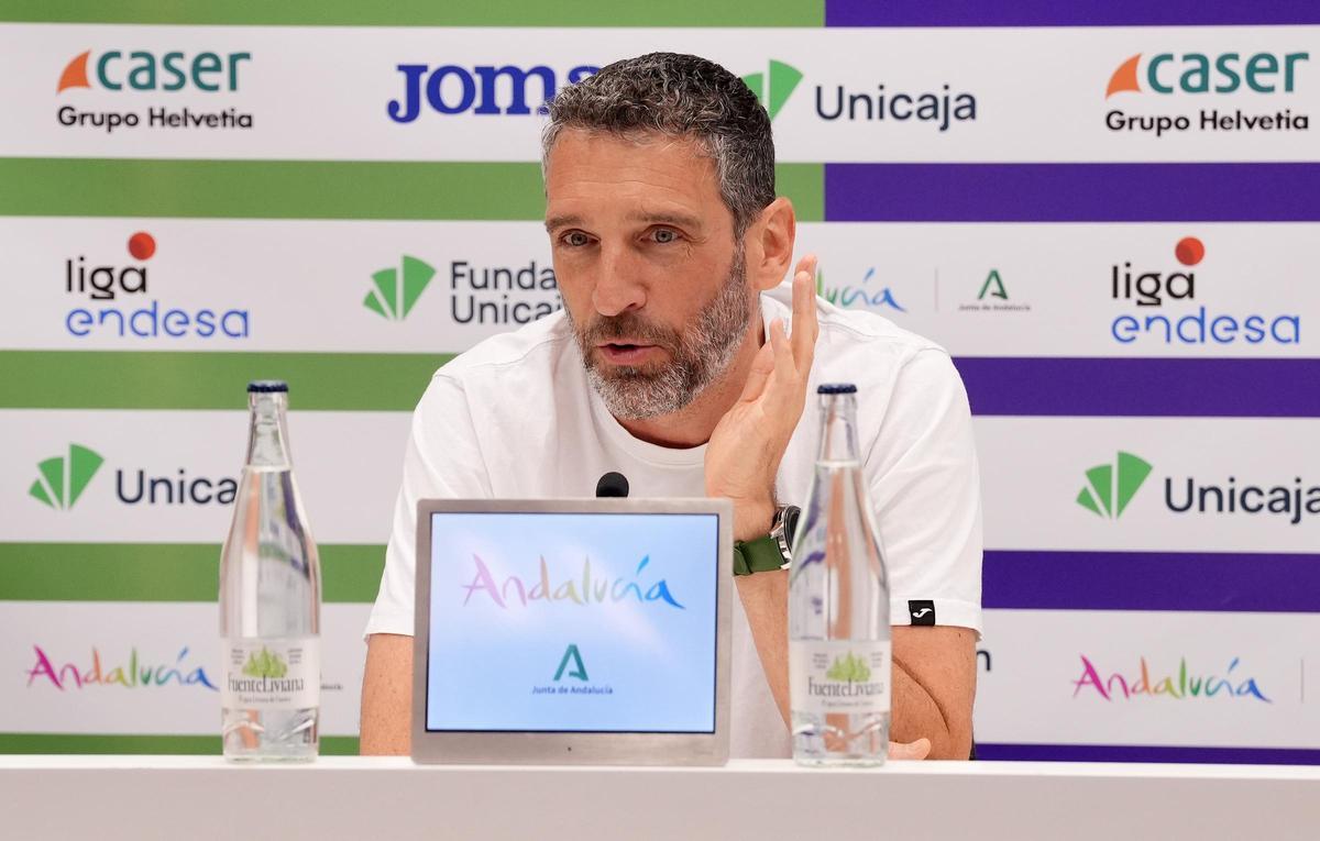 Ibon Navarro atiende a la prensa.