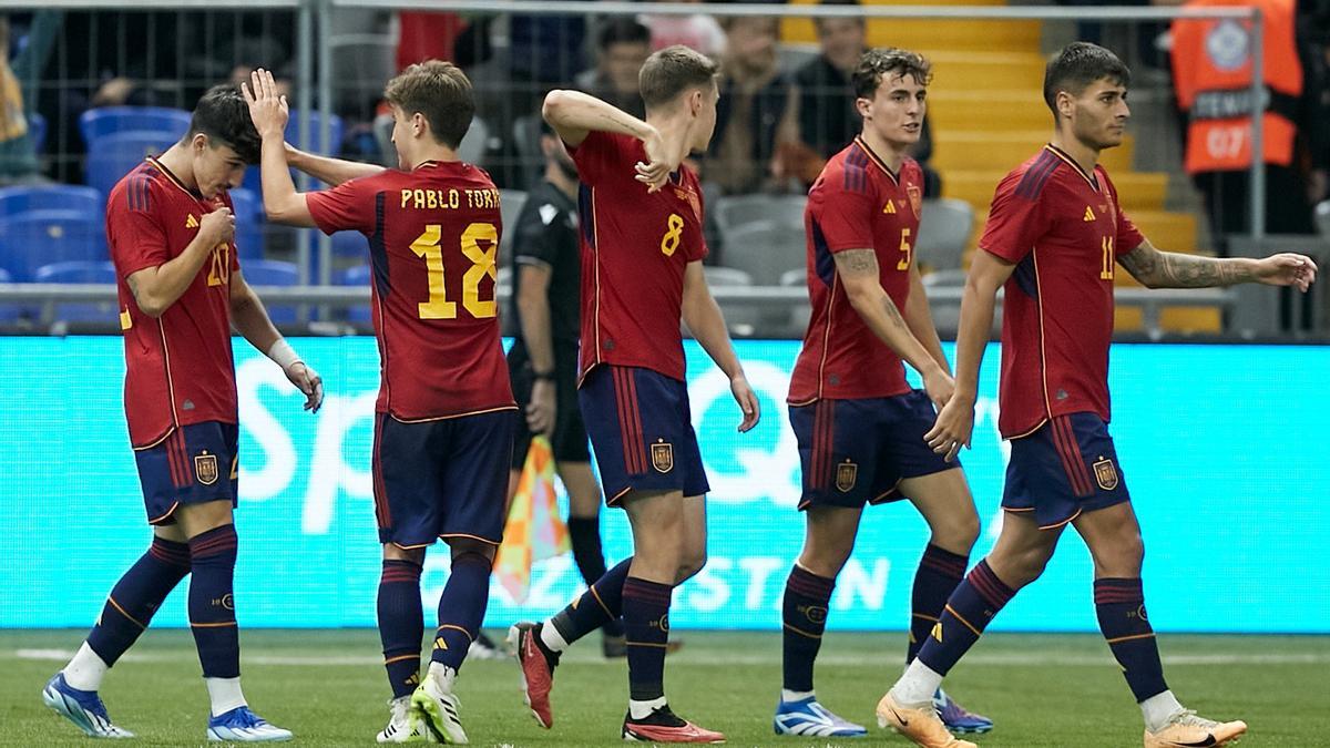 Pablo Torre felicita Diego López pel seu gol.