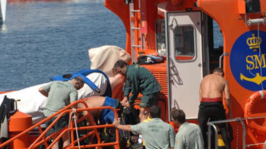 El buque Salvamar, de Salvamento Marítimo, el viernes con el cuerpo del trabajador fallecido en La Esfinge. iQUESADA