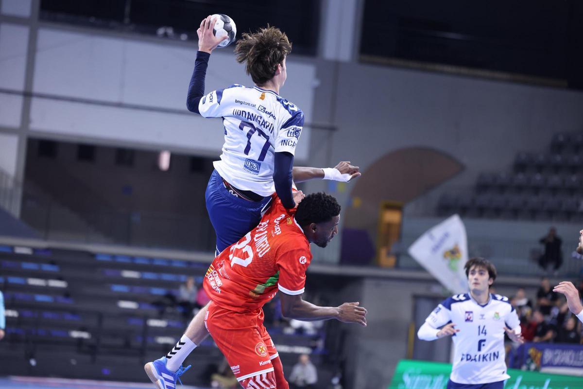 Urdangarín se eleva sobre Aurelien-Morgan durante el partido de este viernes.