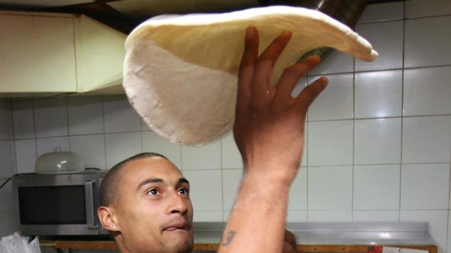 Edwin Jackson estuvo ayer con La Opinión de Málaga en la pizzería Mamma Mía de la plaza de la Merced. El jugador americano con pasaporte francés «cocinó» una pizza a la espera del choque de esta noche ante el campeón de Italia.