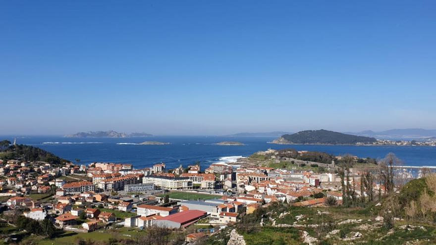 La ría de Baiona, con las islas Estelas y, al fondo las Cíes // Marta G. Brea