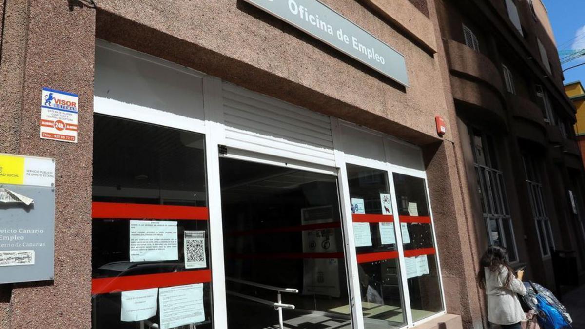 Exterior de una oficina de empleo en Canarias.