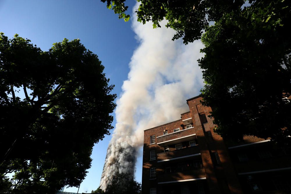 Incendio en un edificio de 24 plantas en Londres