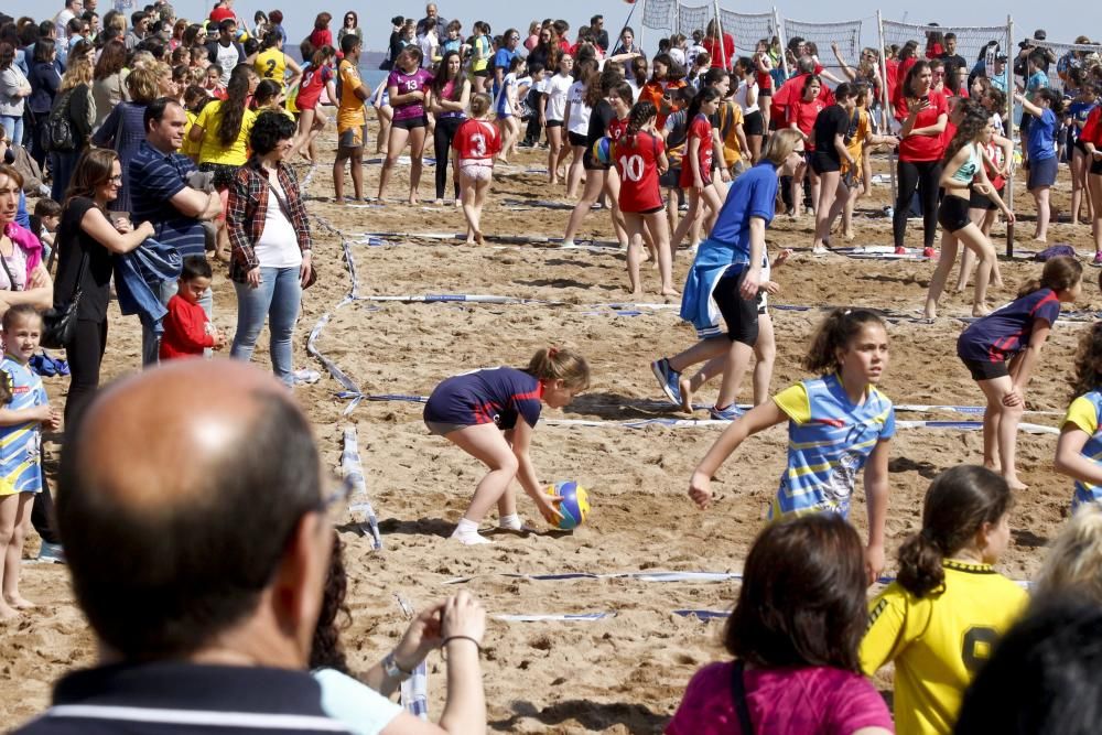 Competición de volley playa en Poniente