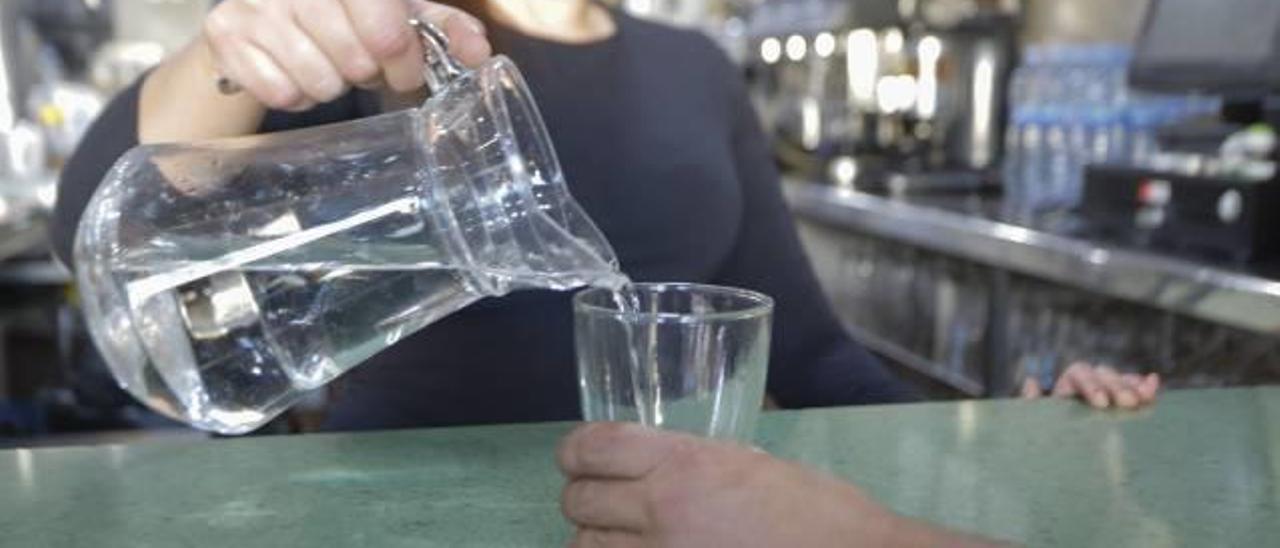 Sirviendo agua del grifo en un bar de València.