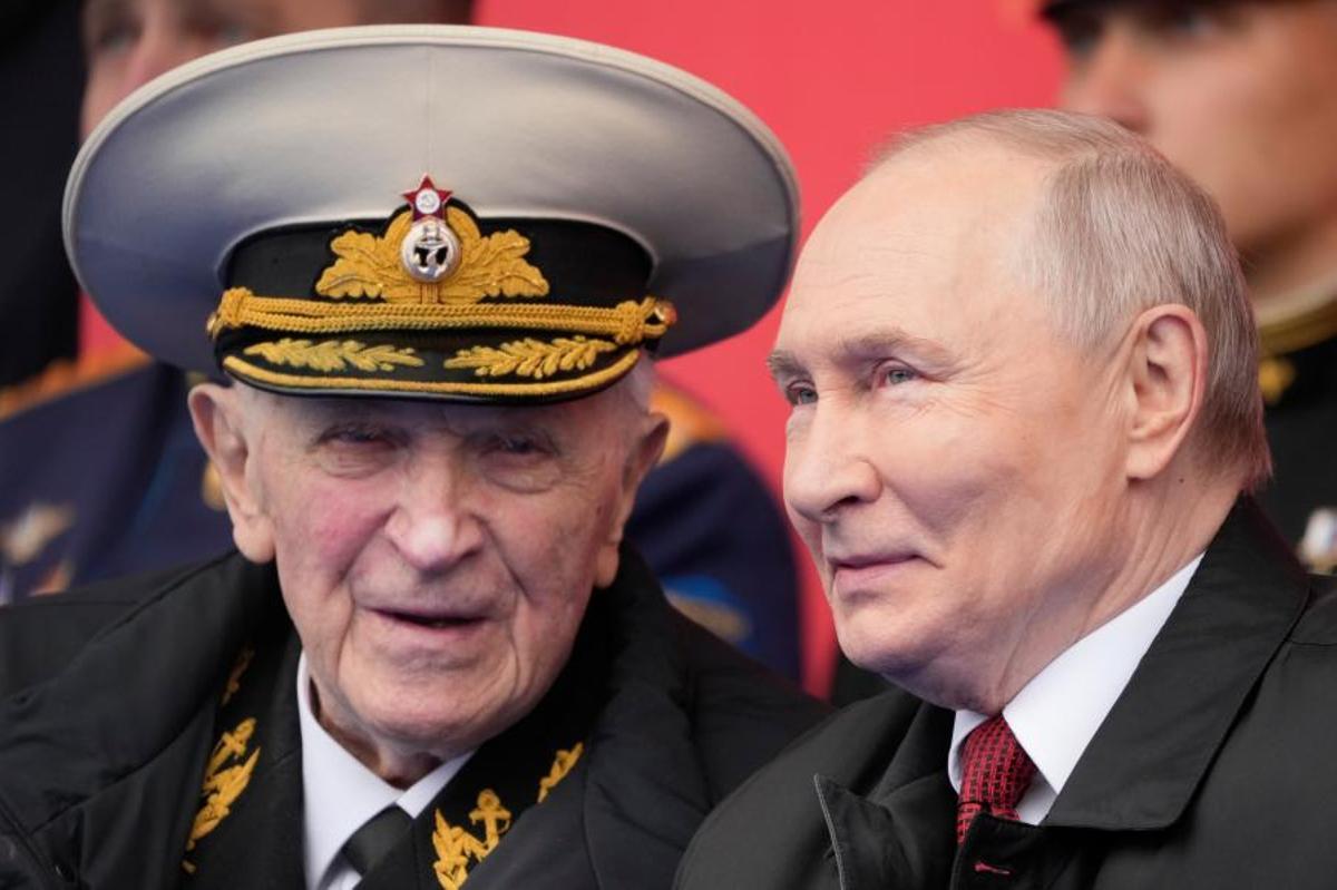 Putin, en la tribuna en un momento del desfile.