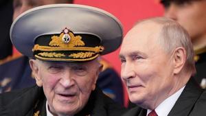 Putin, en la tribuna en un momento del desfile.