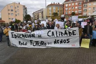 Protesta de la ANPA por la masificación del colegio de Miño