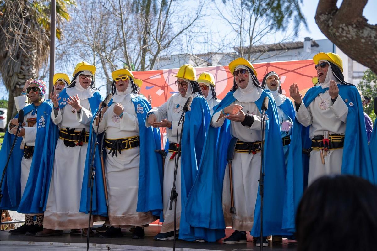 La capital extremeña vive el carnaval en la calle con buen tiempo.