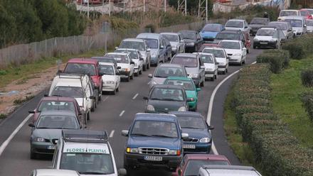 Atasco de coches en una carretera de Baleares