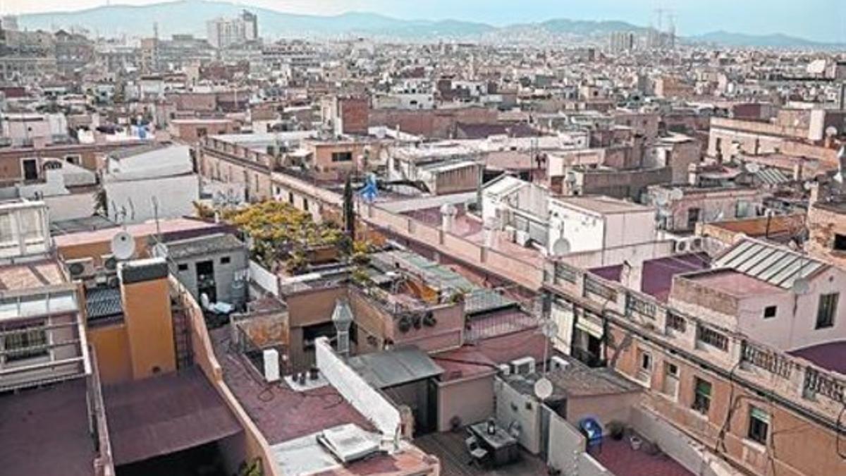 Azoteas de edificios de Ciutat Vella vistos desde la cubierta de Santa Maria del Mar restaurada recientemente.