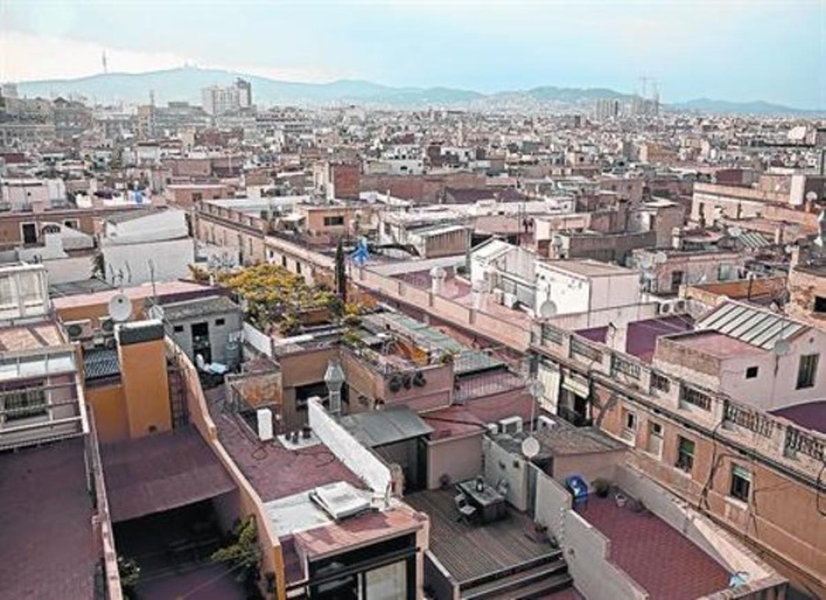 Terrats d’edificis de Ciutat Vella vistos des de la coberta de Santa Maria del Mar restaurada recentment.