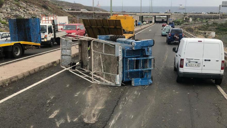 Vuelca el remolque de un camión en la carretera de Jinámar