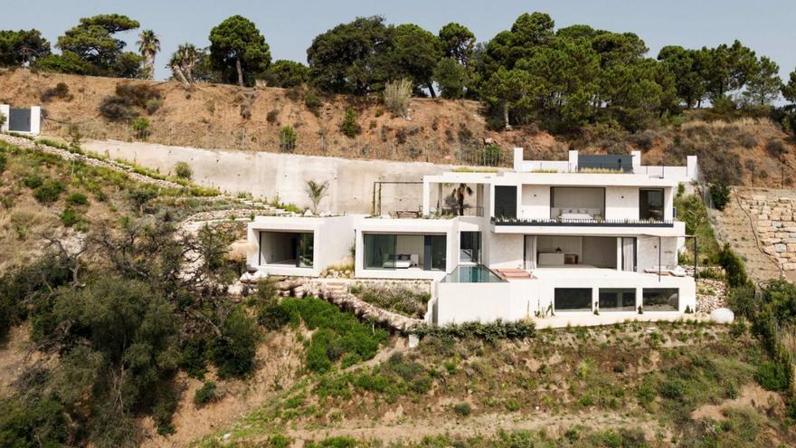 Casa Jaguar: la villa de lujo integrada en la pendiente de una montaña