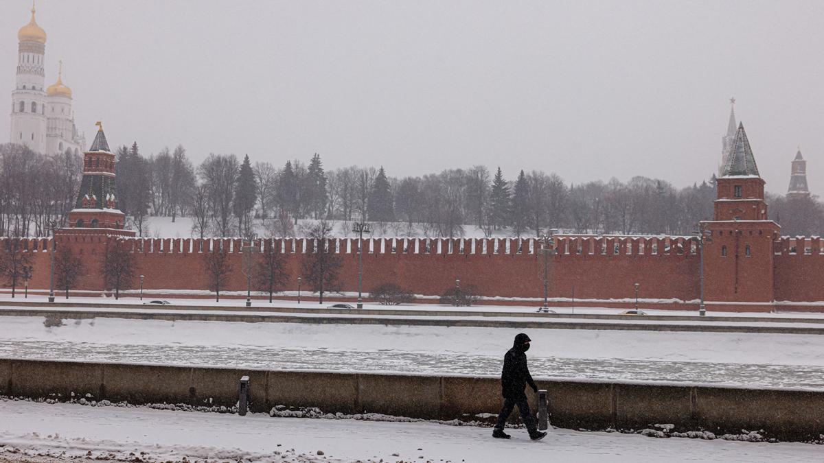 Un hombre camina junto al río Moscova, con el Kremlin al fondo, este viernes.