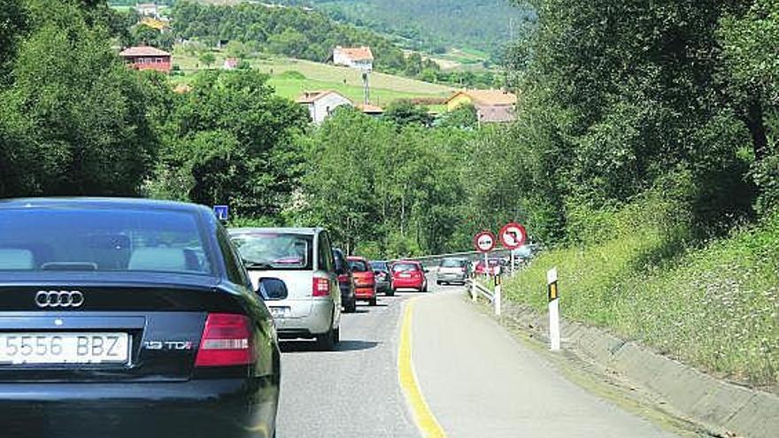 Tráfico parado, ayer, en el tramo de nacional entre Muros de Nalón y Las Dueñas, Cudillero.