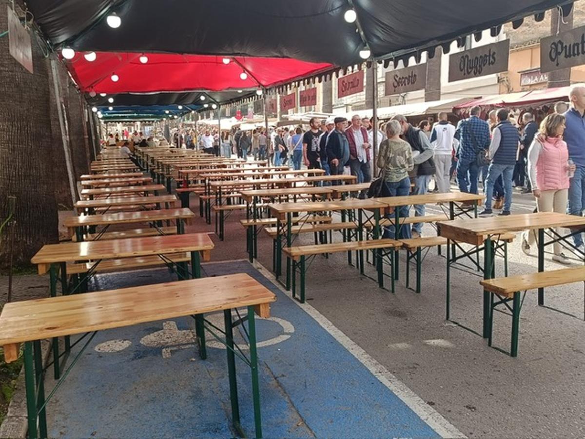 Amplia zona de comedor de uno de los puestos de comida en la avenida de Lluc