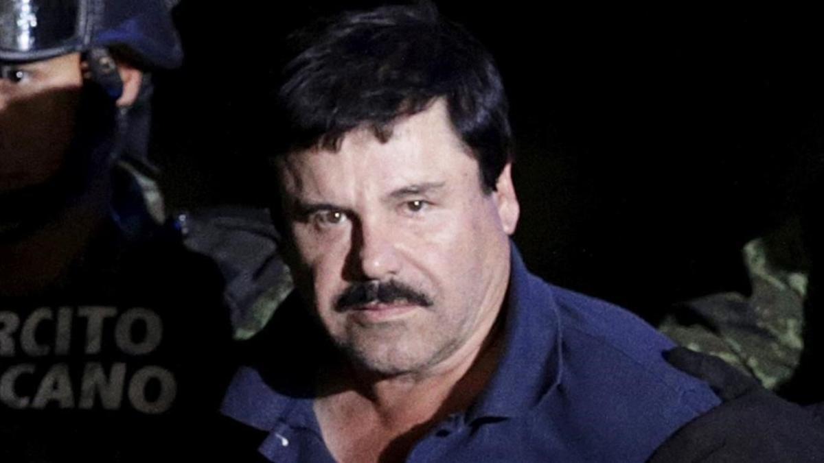 Joaquín 'Chapo' Guzmán, escoltado por soldados en México, tras ser recapturado, el pasado 8 de enero.