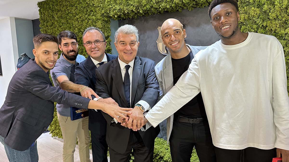 Joan Laporta y Aureli Mas, con Khalid, Eric Martel, Fits y Touré