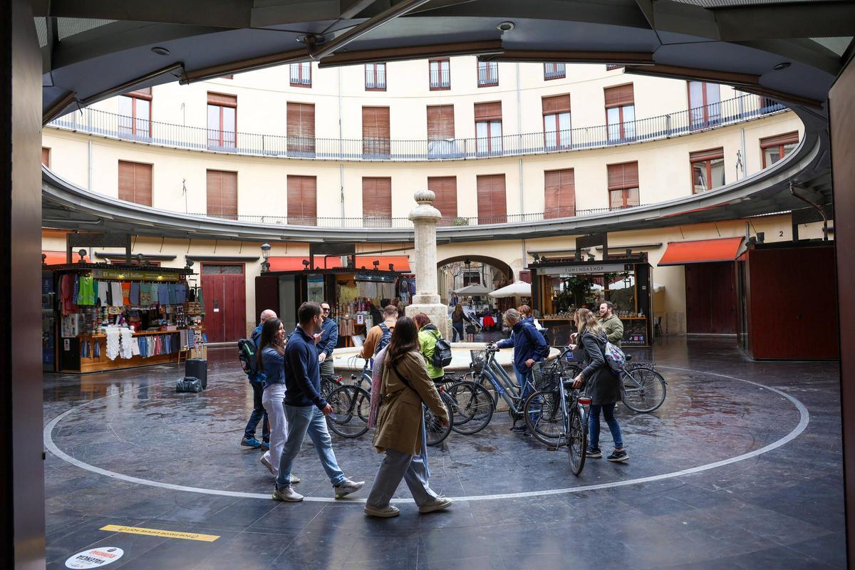 Un grupo de turistas en el centro de València, en febrero.