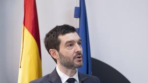 El ministro de Derechos Sociales y Agenda 2030, Pablo Bustinduy, interviene durante la visita al Centro Español de Autismo, a 2 de abril de 2024, en Madrid (España).