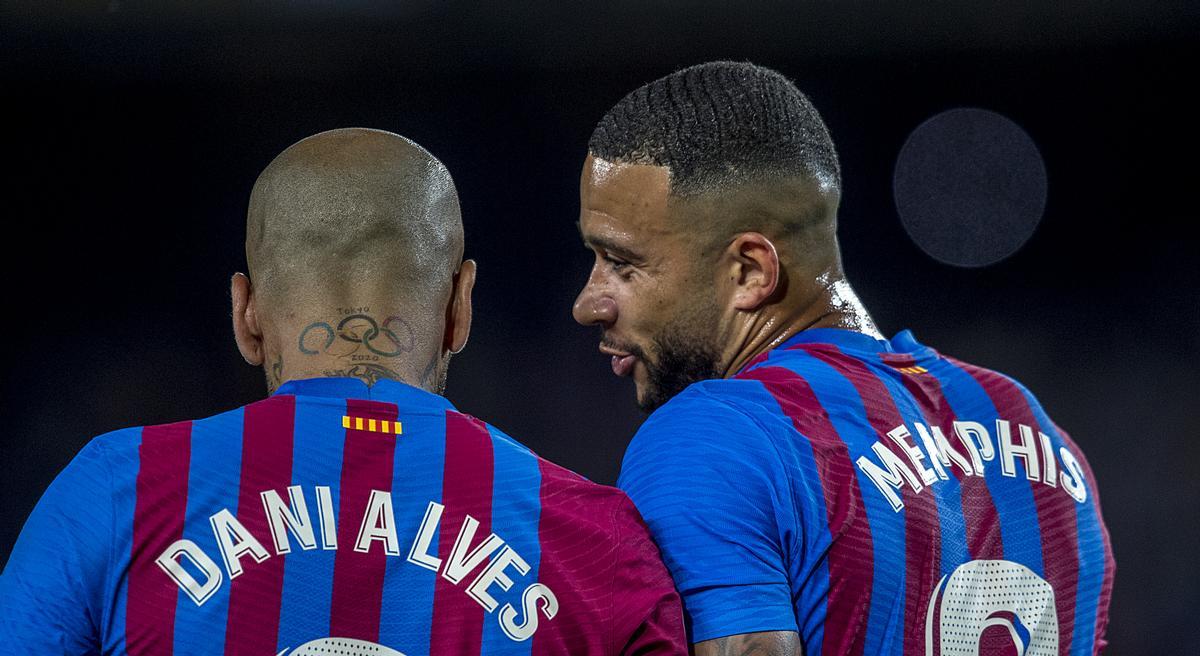 Memphis Depay y Dani Alves conversan tras el segundo gol azulgrana