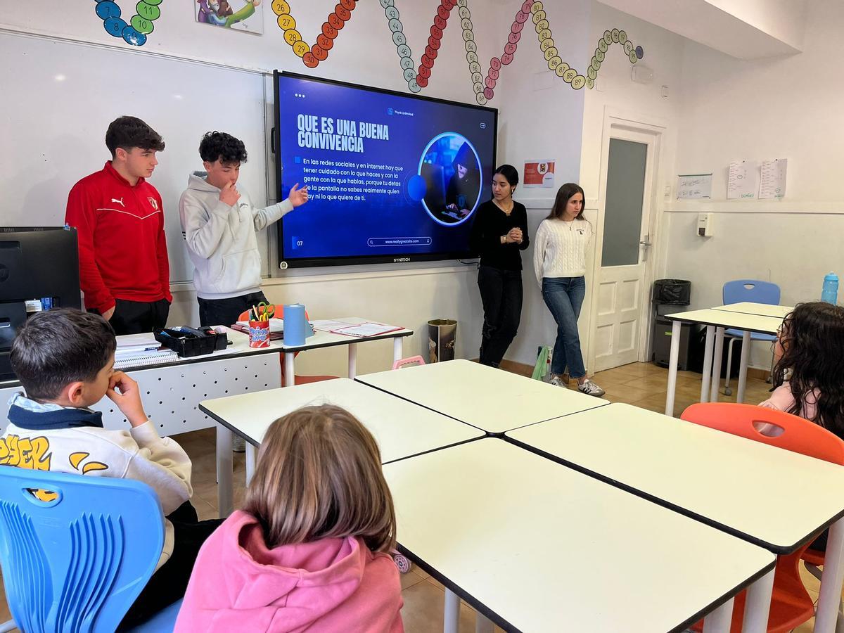 Alumnos de 4º de ESO del Colegio San José de Calasanz de Barbastro se convierten en “Cibermanagers” para promover la convivencia y la seguridad digital