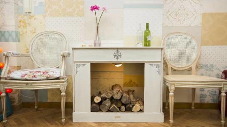 Una clásica mesita de noche puede convertirse en un complemento «vintage» más actual. Las tres sillas entrega un dossier y fotografías sobre el proceso de restauración.