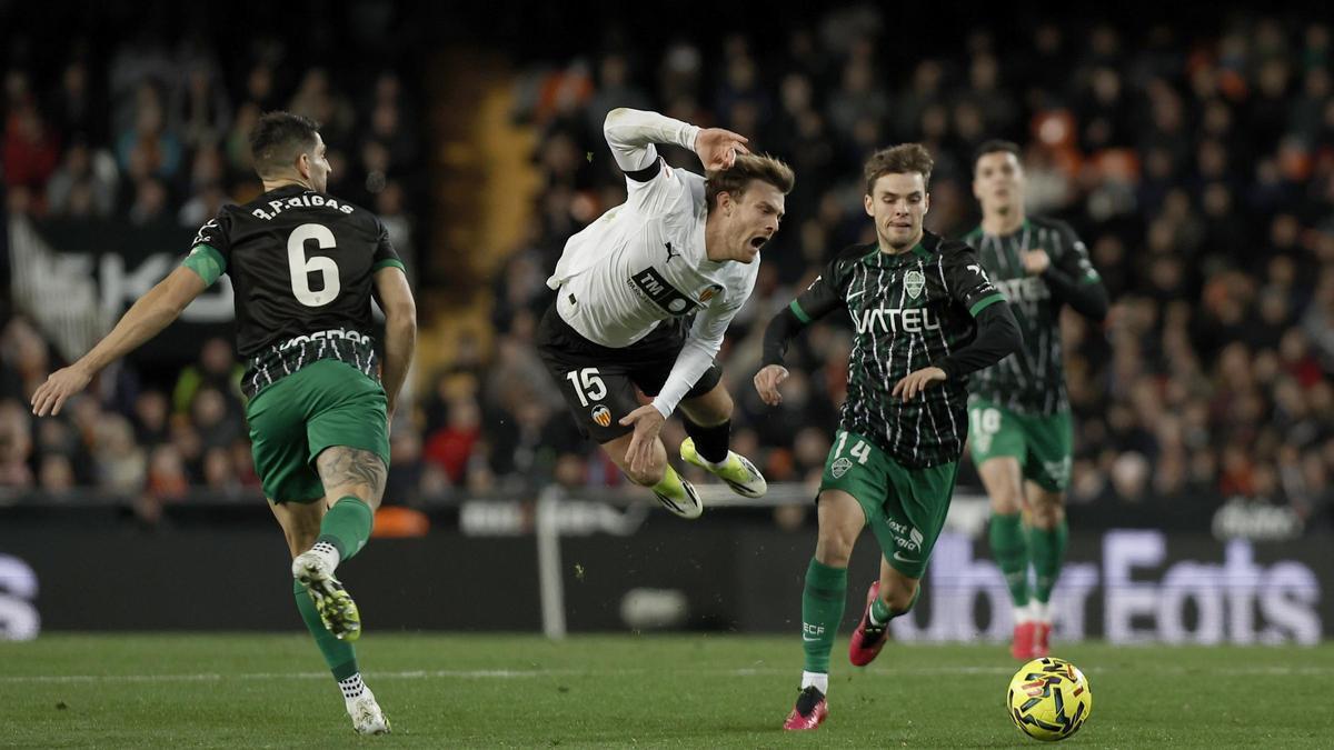 Una acció del València-Elx d'aquest vespre a Mestalla