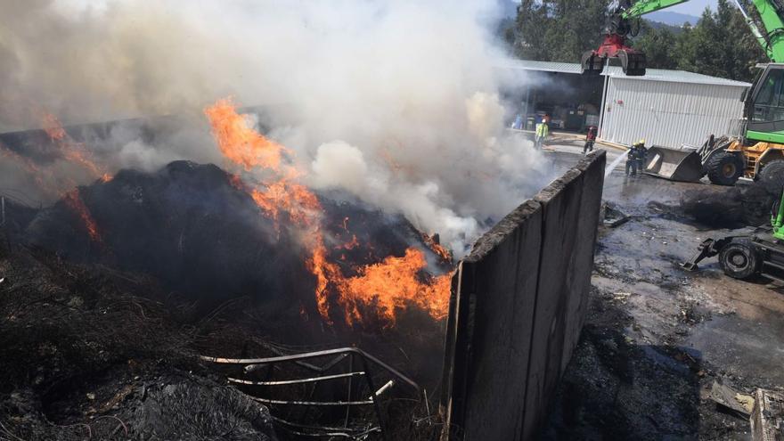 Un incendio calcina maquinaria, colchones y residuos en la planta de Gestán en Morás