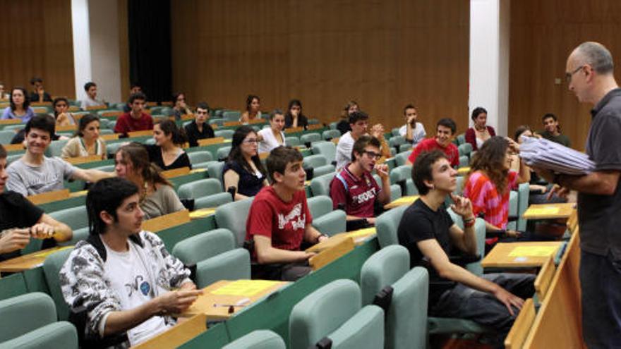 Estudiants fent l&#039;examen de Selectivitat a Barcelona