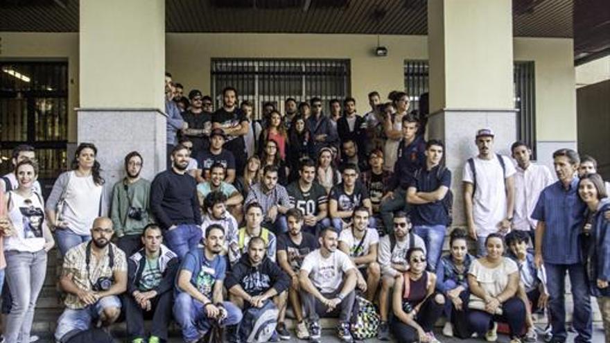 La falta de profesores saca a la calle a alumnos del Moñino de Badajoz